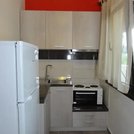 招待所 Makis House